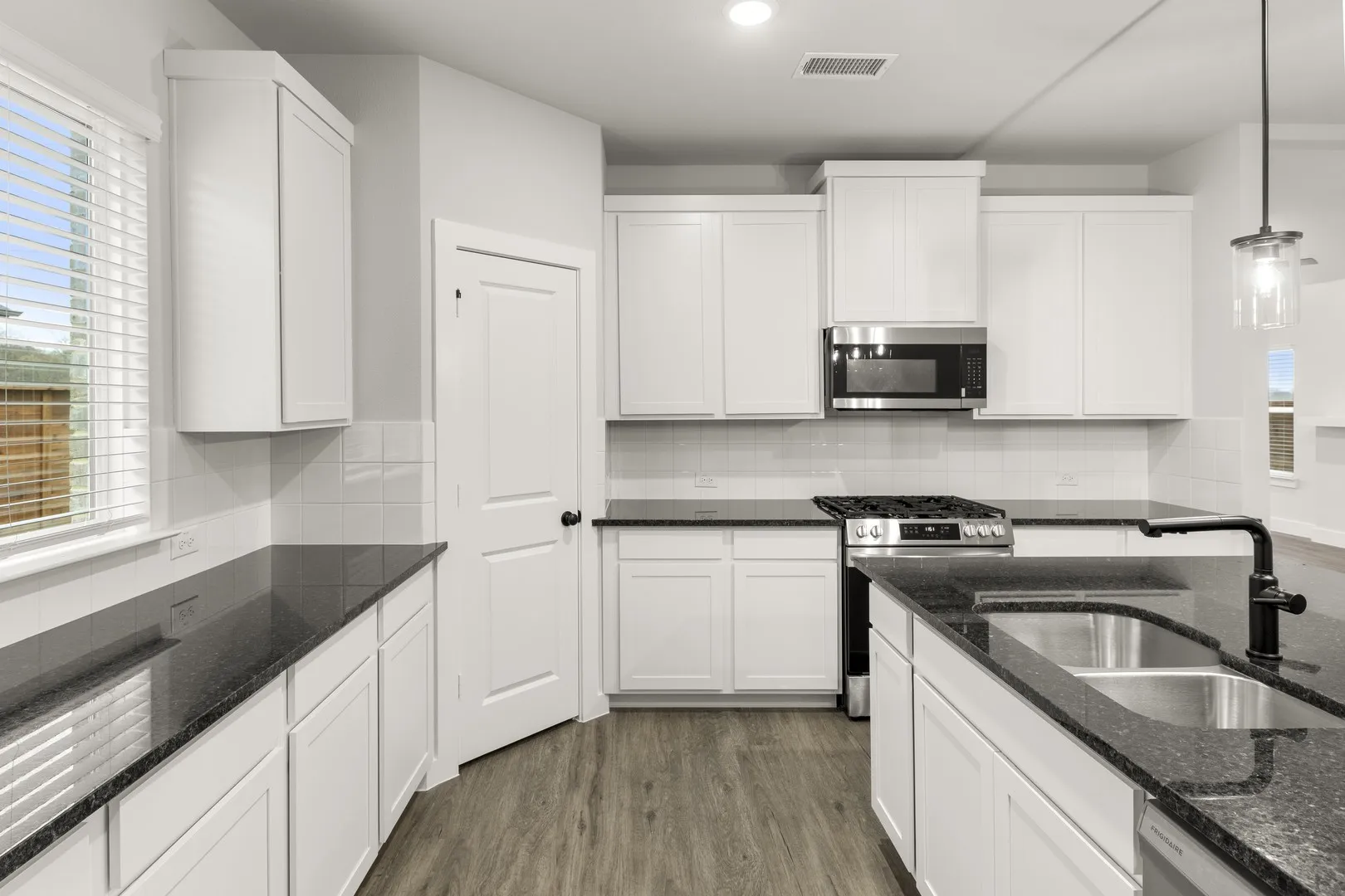11. 1921 Sapphire - Kitchen (4)