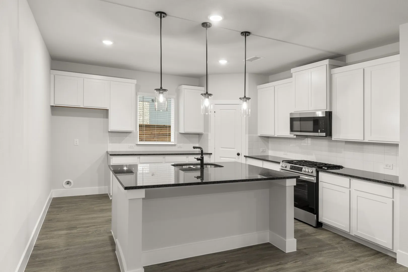 09. 1921 Sapphire - Kitchen (2)