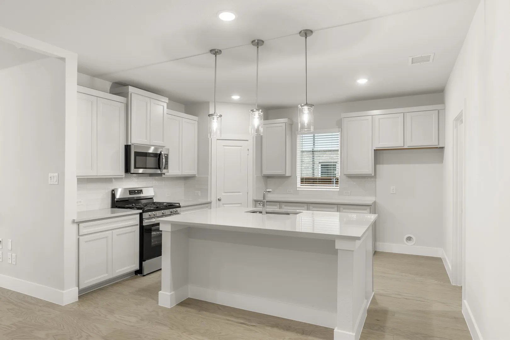 09. 1917 Sapphire - Kitchen (2)