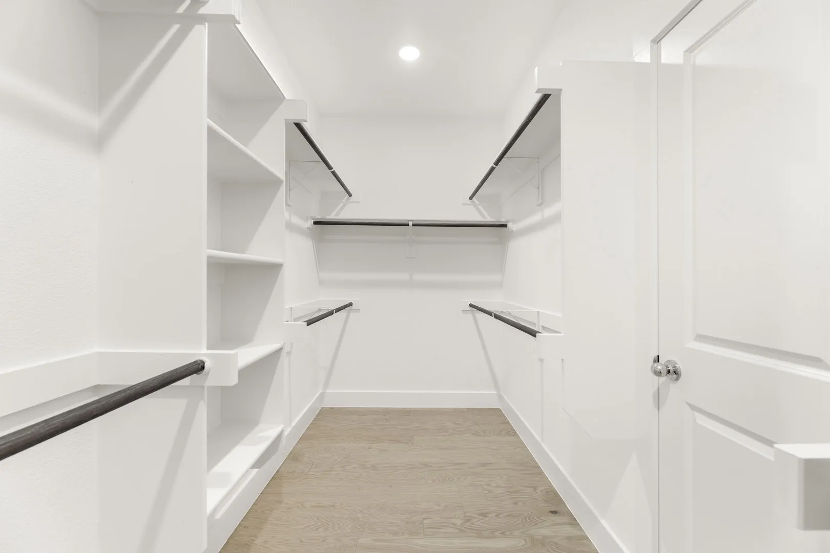 21_22. 1917 Sapphire - Closet