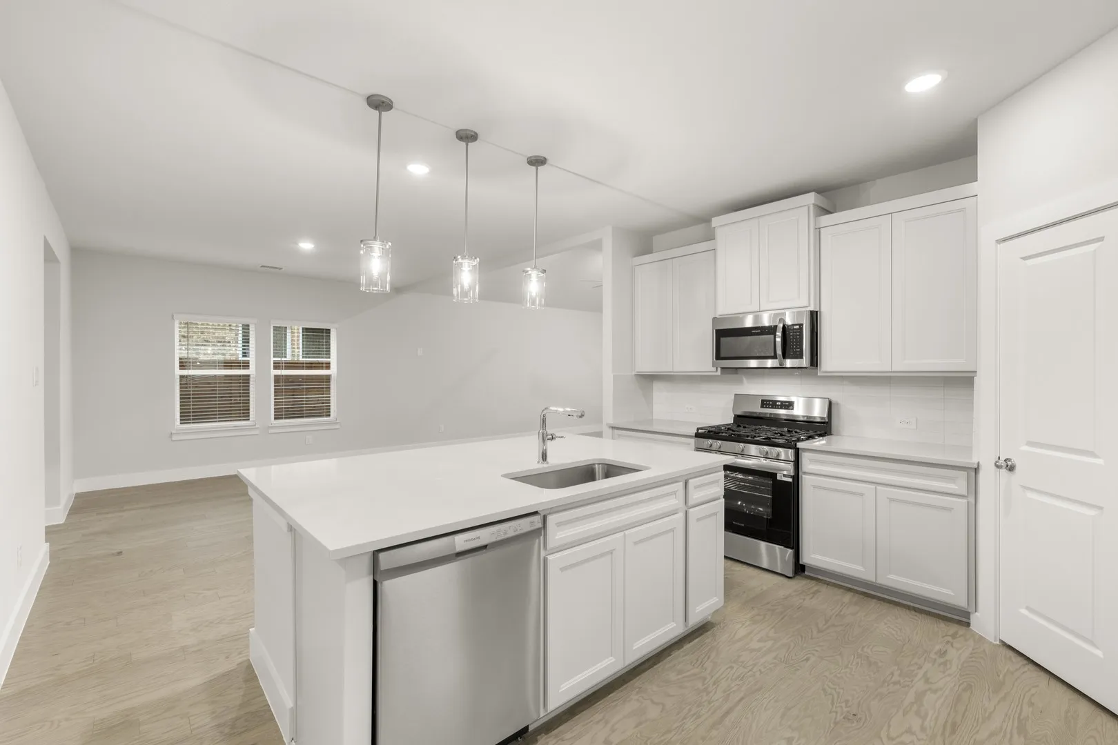 10. 1917 Sapphire - Kitchen (3)