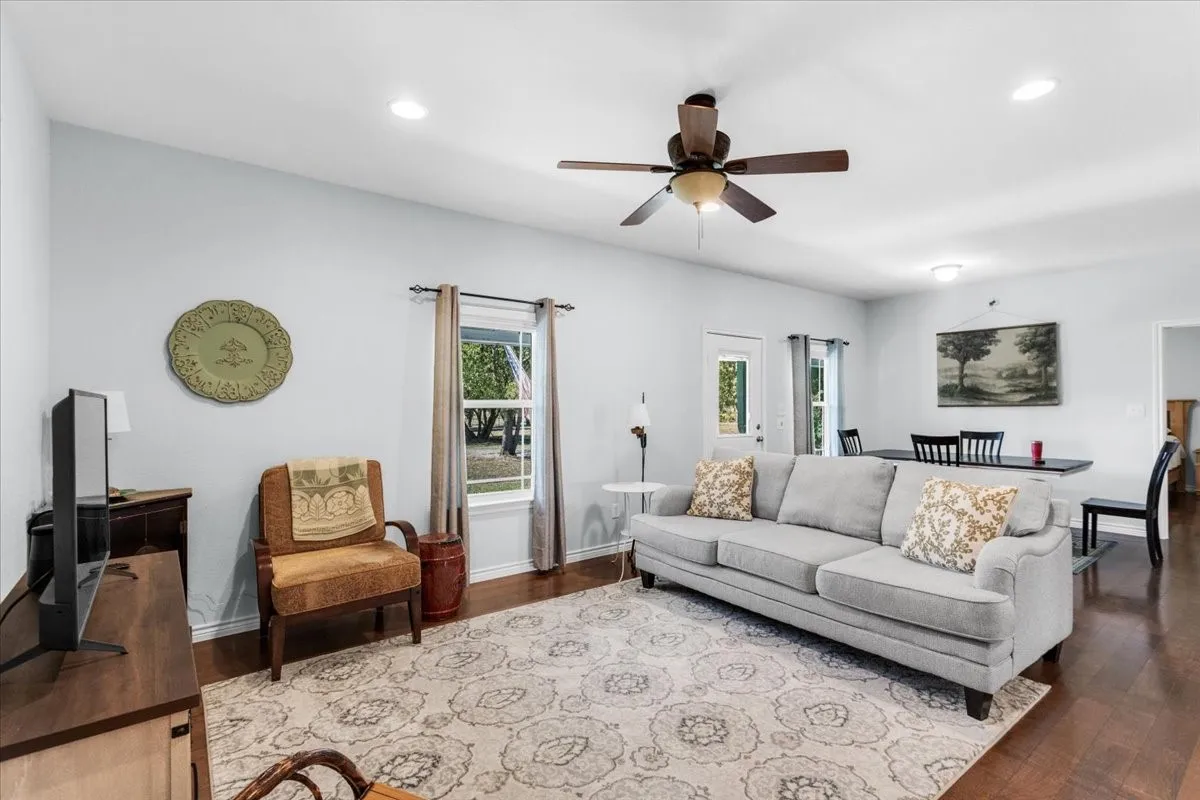 Single Family Residence For Sale in Grayson County , 3050 Wolf Front Road, Van Alstyne, Texas 75495, 3 Bedroom, 3 Bathroom, Garage spaces, 2,086 Sqft, built in 2011, Preowned, mls#21087784, Real Estate Agent in Van Alstyne, Homes For Sale in Grayson county, Homes For Sale in Van Alstyne, Realtor in Van Alstyne Texas, Real Estate Brokerage Independent Realty Texas, Luminita Cordes Realtor