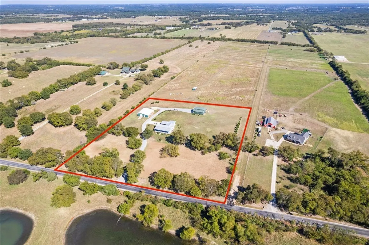 Single Family Residence For Sale in Grayson County , 3050 Wolf Front Road, Van Alstyne, Texas 75495, 3 Bedroom, 3 Bathroom, Garage spaces, 2,086 Sqft, built in 2011, Preowned, mls#21087784, Real Estate Agent in Van Alstyne, Homes For Sale in Grayson county, Homes For Sale in Van Alstyne, Realtor in Van Alstyne Texas, Real Estate Brokerage Independent Realty Texas, Luminita Cordes Realtor