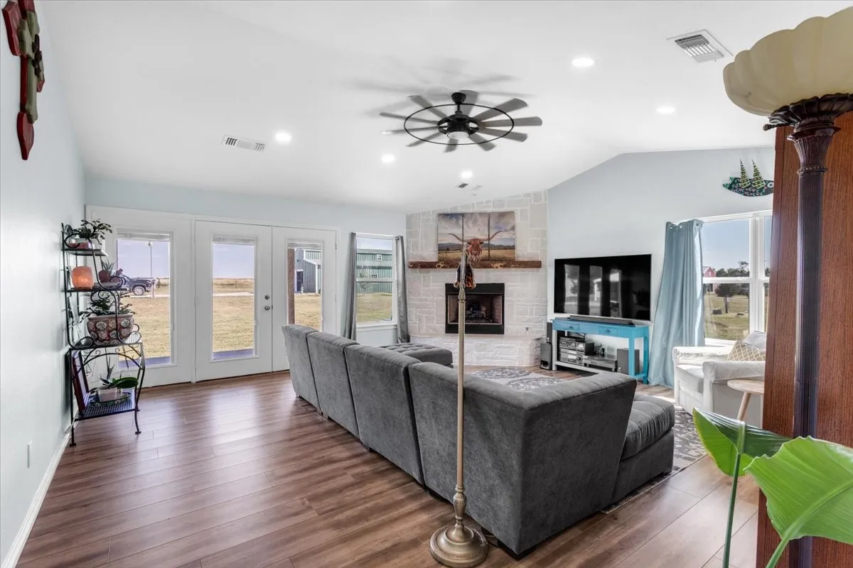 Single Family Residence For Sale in Grayson County , 3050 Wolf Front Road, Van Alstyne, Texas 75495, 3 Bedroom, 3 Bathroom, Garage spaces, 2,086 Sqft, built in 2011, Preowned, mls#21087784, Real Estate Agent in Van Alstyne, Homes For Sale in Grayson county, Homes For Sale in Van Alstyne, Realtor in Van Alstyne Texas, Real Estate Brokerage Independent Realty Texas, Luminita Cordes Realtor
