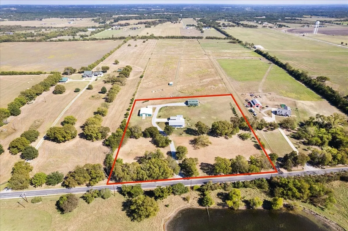 Single Family Residence For Sale in Grayson County , 3050 Wolf Front Road, Van Alstyne, Texas 75495, 3 Bedroom, 3 Bathroom, Garage spaces, 2,086 Sqft, built in 2011, Preowned, mls#21087784, Real Estate Agent in Van Alstyne, Homes For Sale in Grayson county, Homes For Sale in Van Alstyne, Realtor in Van Alstyne Texas, Real Estate Brokerage Independent Realty Texas, Luminita Cordes Realtor