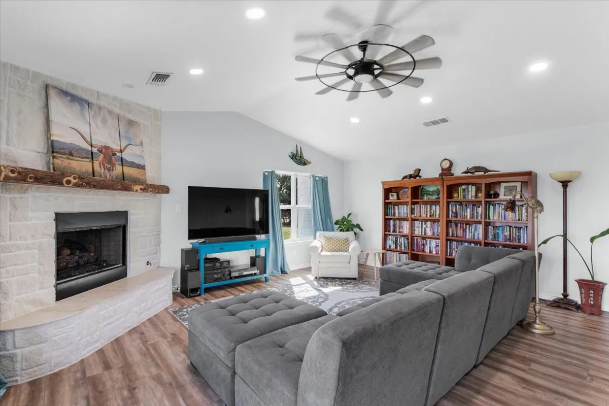Single Family Residence For Sale in Grayson County , 3050 Wolf Front Road, Van Alstyne, Texas 75495, 3 Bedroom, 3 Bathroom, Garage spaces, 2,086 Sqft, built in 2011, Preowned, mls#21087784, Real Estate Agent in Van Alstyne, Homes For Sale in Grayson county, Homes For Sale in Van Alstyne, Realtor in Van Alstyne Texas, Real Estate Brokerage Independent Realty Texas, Luminita Cordes Realtor