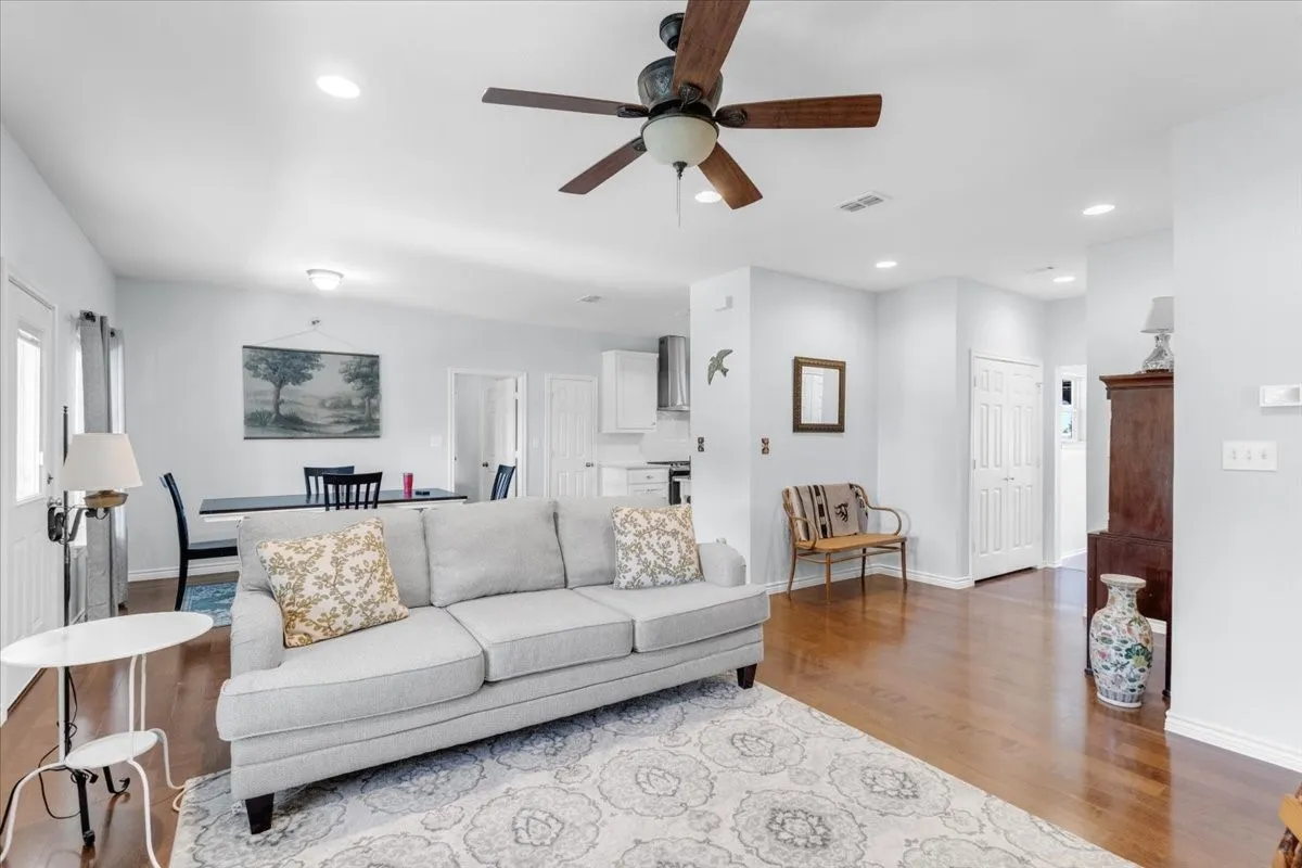 Single Family Residence For Sale in Grayson County , 3050 Wolf Front Road, Van Alstyne, Texas 75495, 3 Bedroom, 3 Bathroom, Garage spaces, 2,086 Sqft, built in 2011, Preowned, mls#21087784, Real Estate Agent in Van Alstyne, Homes For Sale in Grayson county, Homes For Sale in Van Alstyne, Realtor in Van Alstyne Texas, Real Estate Brokerage Independent Realty Texas, Luminita Cordes Realtor