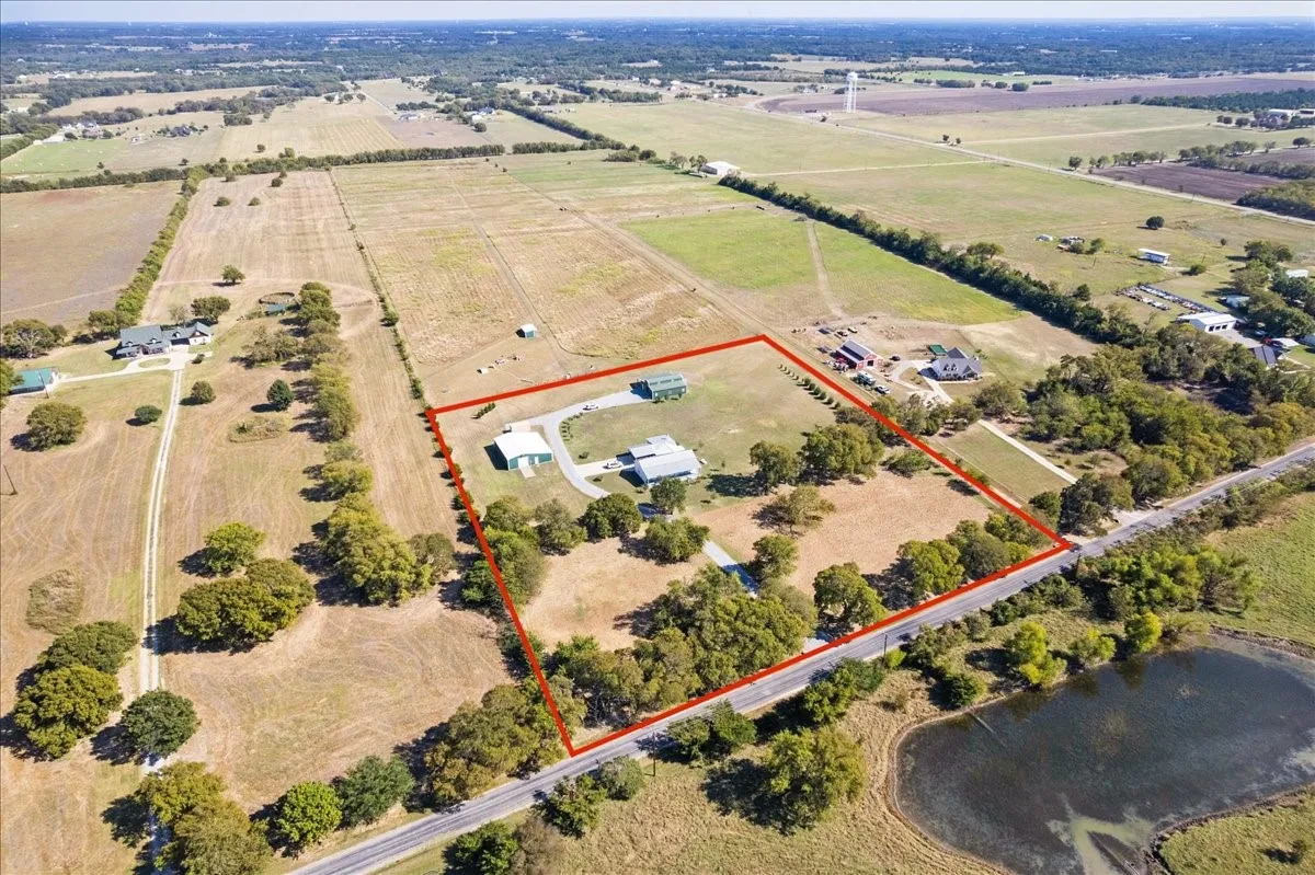 Single Family Residence For Sale in Grayson County , 3050 Wolf Front Road, Van Alstyne, Texas 75495, 3 Bedroom, 3 Bathroom, Garage spaces, 2,086 Sqft, built in 2011, Preowned, mls#21087784, Real Estate Agent in Van Alstyne, Homes For Sale in Grayson county, Homes For Sale in Van Alstyne, Realtor in Van Alstyne Texas, Real Estate Brokerage Independent Realty Texas, Luminita Cordes Realtor