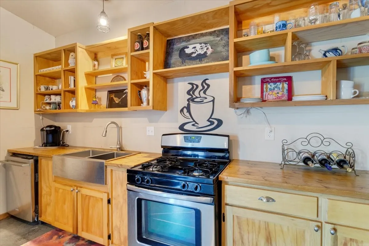 Single Family Residence For Sale in Grayson County , 3050 Wolf Front Road, Van Alstyne, Texas 75495, 3 Bedroom, 3 Bathroom, Garage spaces, 2,086 Sqft, built in 2011, Preowned, mls#21087784, Real Estate Agent in Van Alstyne, Homes For Sale in Grayson county, Homes For Sale in Van Alstyne, Realtor in Van Alstyne Texas, Real Estate Brokerage Independent Realty Texas, Luminita Cordes Realtor