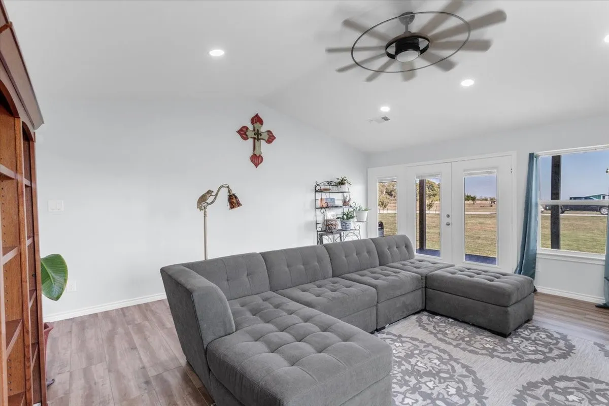 Single Family Residence For Sale in Grayson County , 3050 Wolf Front Road, Van Alstyne, Texas 75495, 3 Bedroom, 3 Bathroom, Garage spaces, 2,086 Sqft, built in 2011, Preowned, mls#21087784, Real Estate Agent in Van Alstyne, Homes For Sale in Grayson county, Homes For Sale in Van Alstyne, Realtor in Van Alstyne Texas, Real Estate Brokerage Independent Realty Texas, Luminita Cordes Realtor