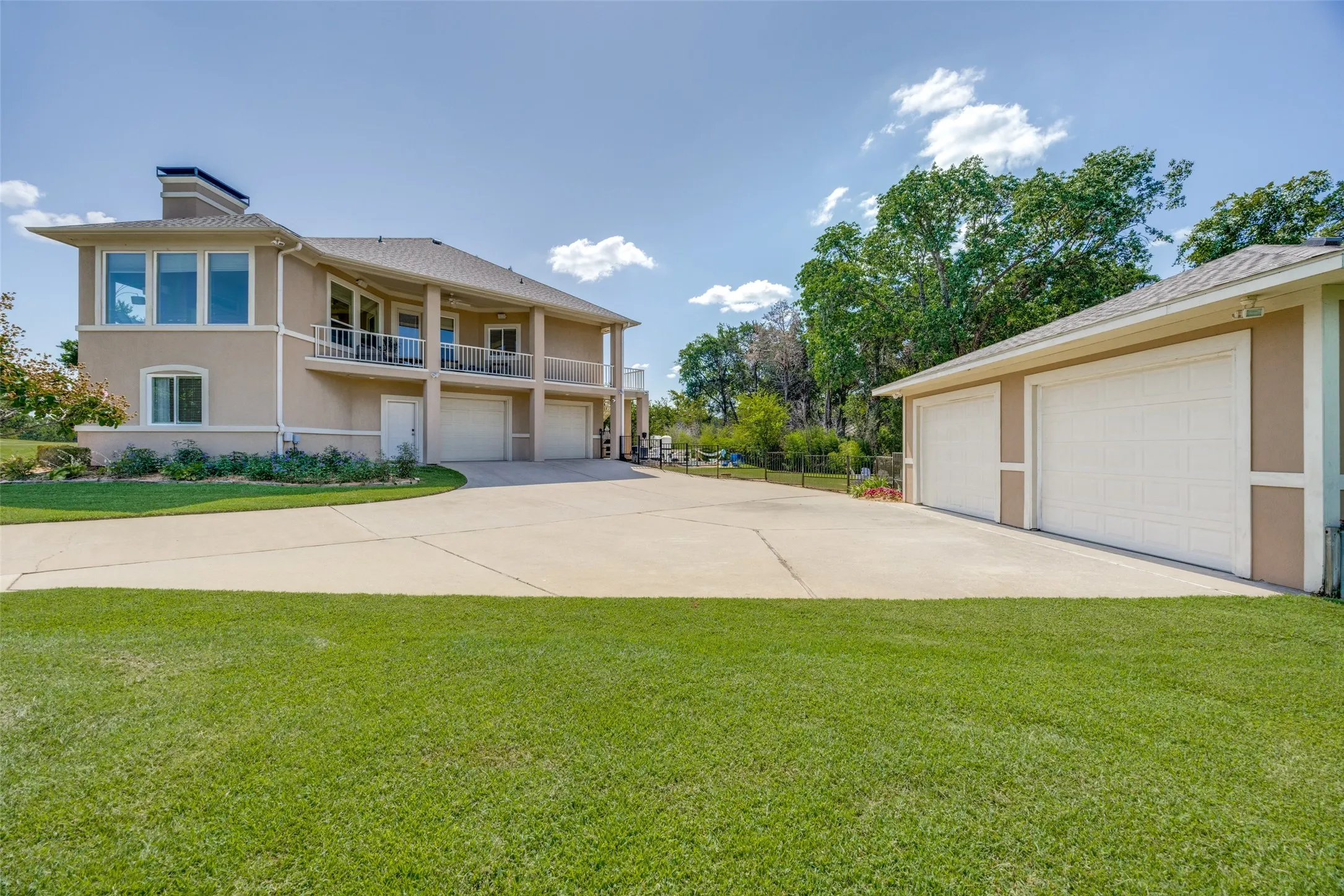Single Family Residence For Sale in Grayson County , 167 Panorama Circle, Pottsboro, Texas 75076, 4 Bedroom, 4 Bathroom, 4 Garage spaces, 4,070 Sqft, built in 2001, Preowned, mls#21088362, Real Estate Agent in Pottsboro, Homes For Sale in Grayson county, Homes For Sale in Pottsboro, Realtor in Pottsboro Texas, Real Estate Brokerage Independent Realty Texas, Luminita Cordes Realtor