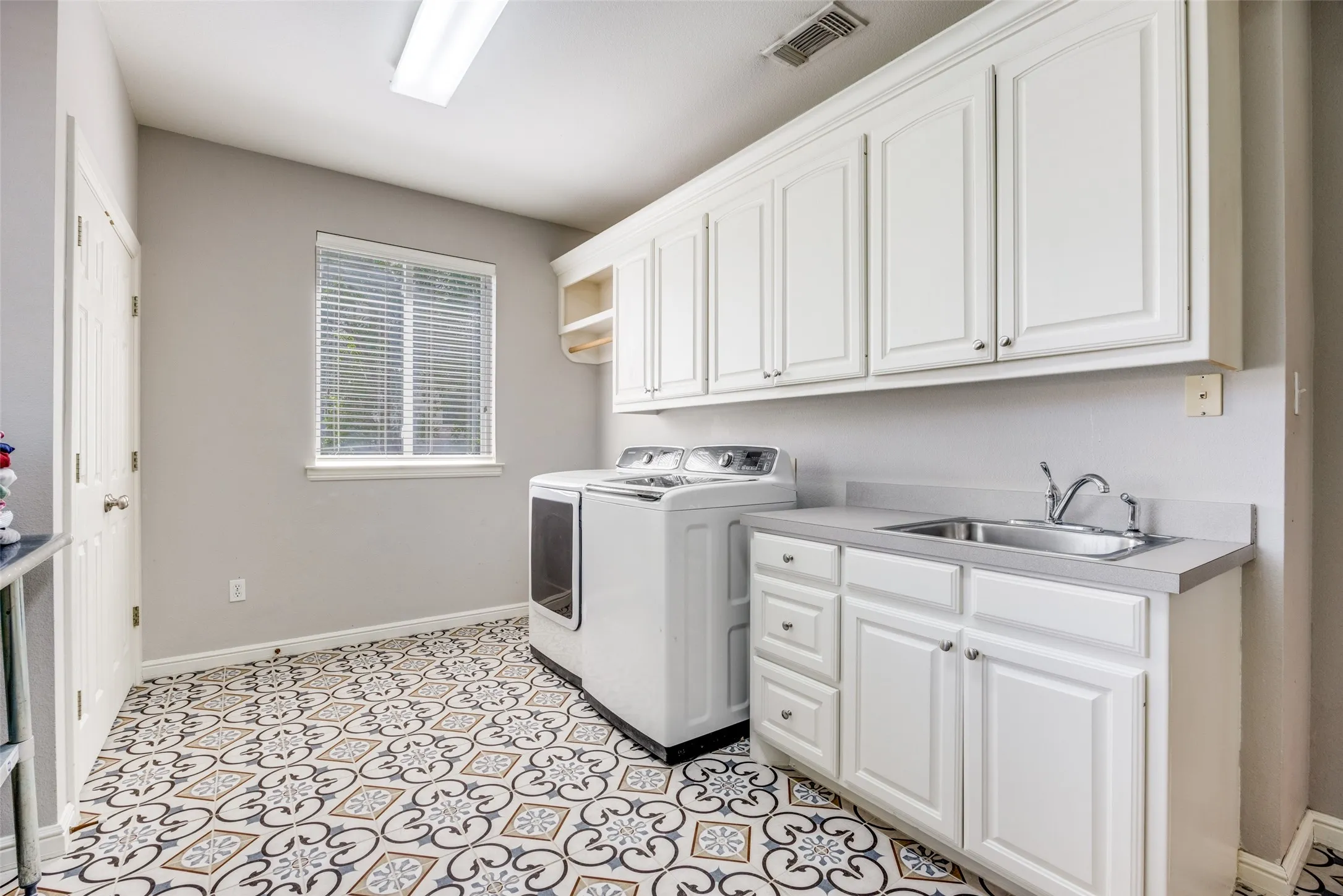 Single Family Residence For Sale in Grayson County , 167 Panorama Circle, Pottsboro, Texas 75076, 4 Bedroom, 4 Bathroom, 4 Garage spaces, 4,070 Sqft, built in 2001, Preowned, mls#21088362, Real Estate Agent in Pottsboro, Homes For Sale in Grayson county, Homes For Sale in Pottsboro, Realtor in Pottsboro Texas, Real Estate Brokerage Independent Realty Texas, Luminita Cordes Realtor