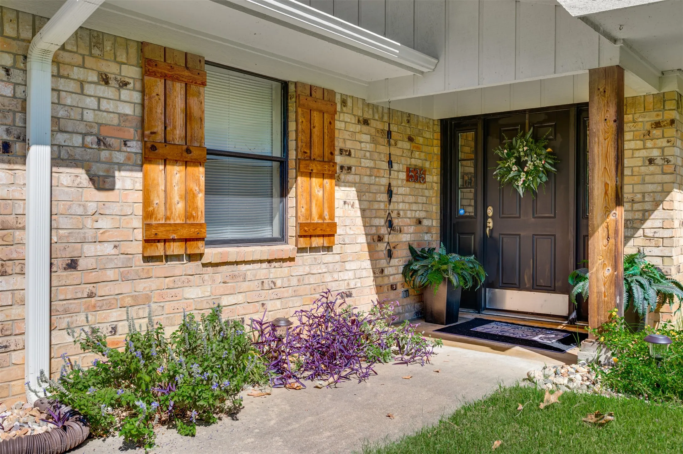 Single Family Residence For Sale in Henderson County , 536 Wildewood Drive, Chandler, Texas 75758, 4 Bedroom, 3 Bathroom, 2 Garage spaces, 3,240 Sqft, built in 1983, Preowned, mls#21089188, Real Estate Agent in Chandler, Homes For Sale in Henderson county, Homes For Sale in Chandler, Realtor in Chandler Texas, Real Estate Brokerage Independent Realty Texas, Luminita Cordes Realtor