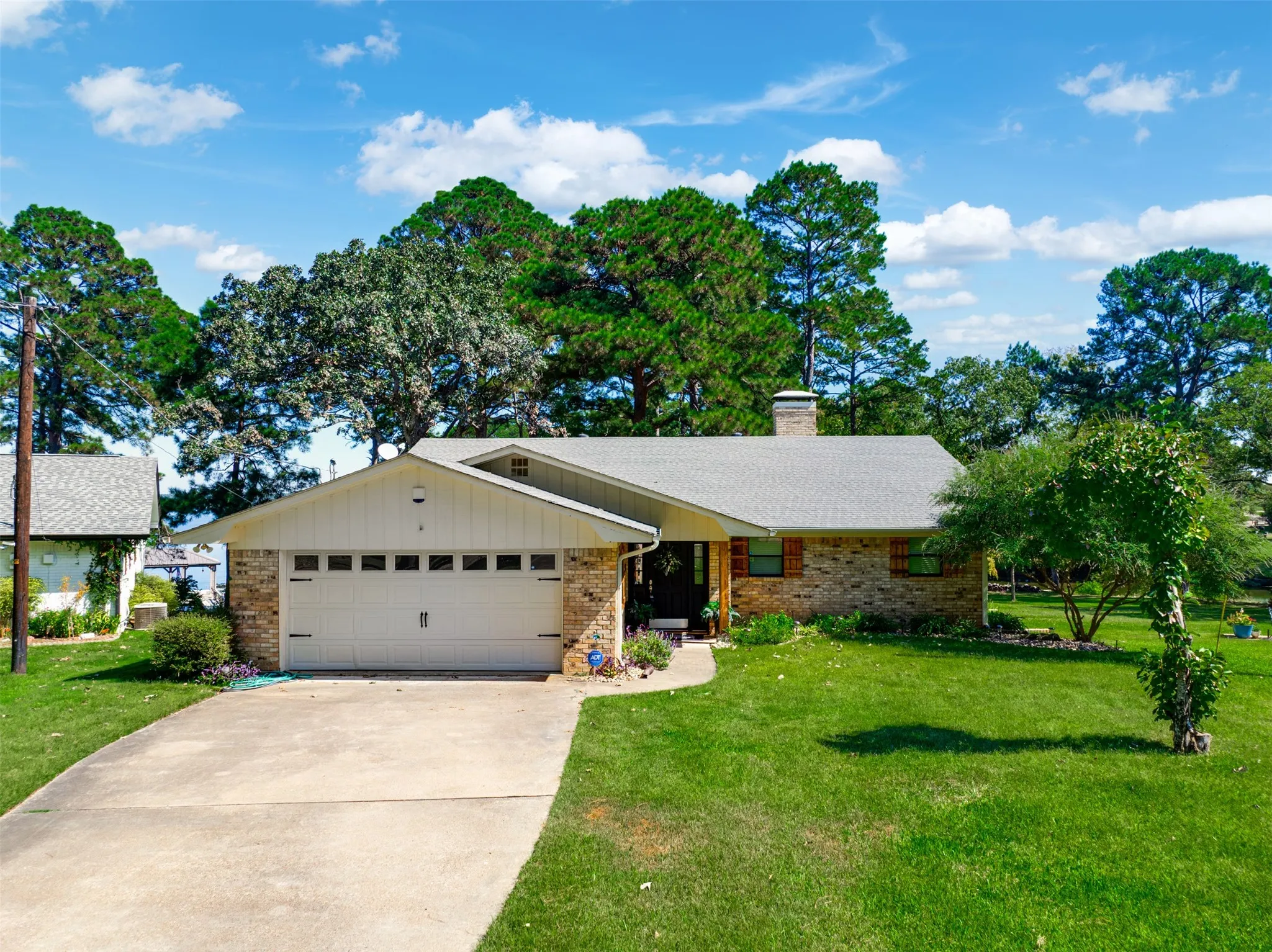 Single Family Residence For Sale in Henderson County , 536 Wildewood Drive, Chandler, Texas 75758, 4 Bedroom, 3 Bathroom, 2 Garage spaces, 3,240 Sqft, built in 1983, Preowned, mls#21089188, Real Estate Agent in Chandler, Homes For Sale in Henderson county, Homes For Sale in Chandler, Realtor in Chandler Texas, Real Estate Brokerage Independent Realty Texas, Luminita Cordes Realtor