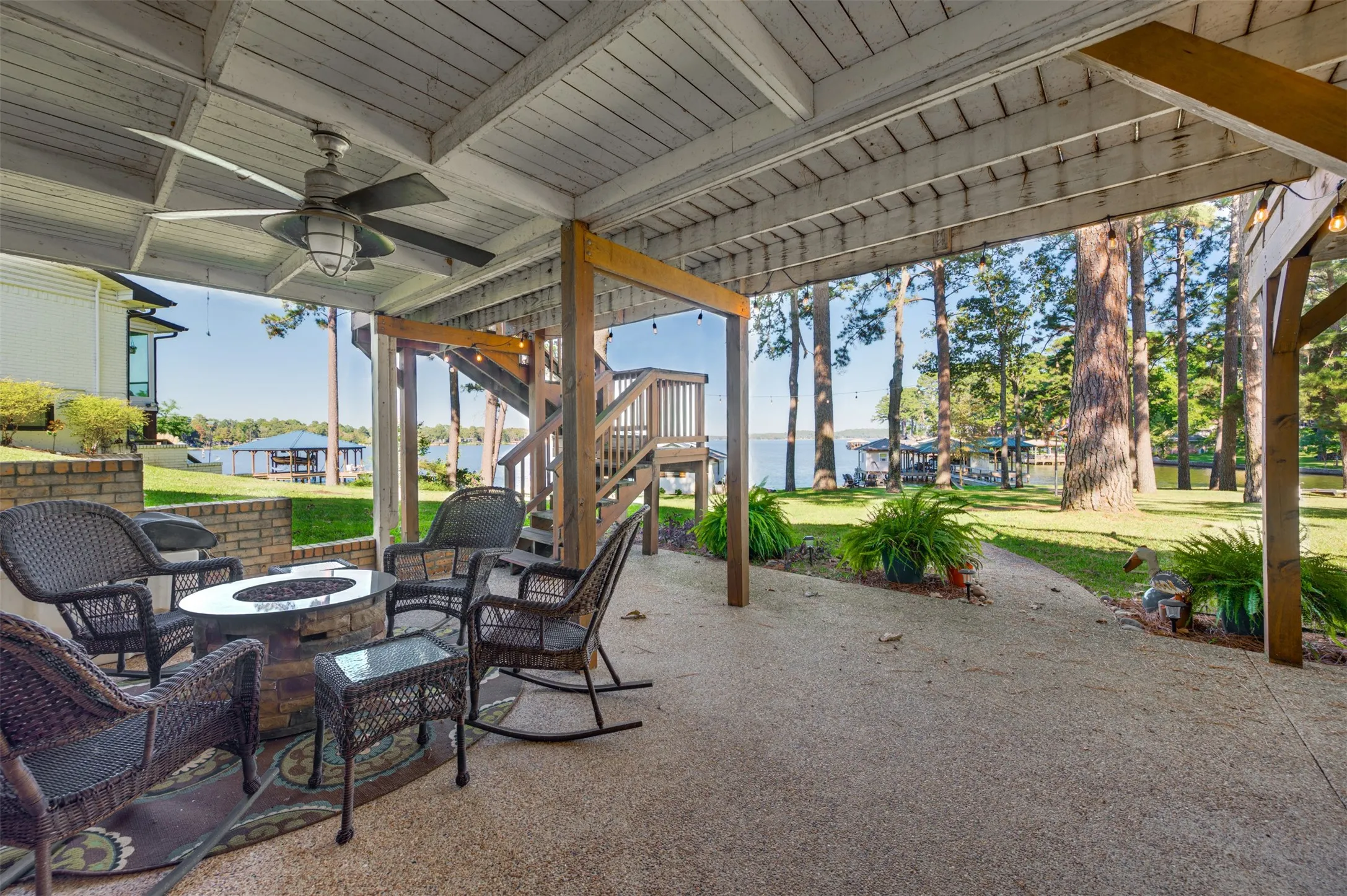 Single Family Residence For Sale in Henderson County , 536 Wildewood Drive, Chandler, Texas 75758, 4 Bedroom, 3 Bathroom, 2 Garage spaces, 3,240 Sqft, built in 1983, Preowned, mls#21089188, Real Estate Agent in Chandler, Homes For Sale in Henderson county, Homes For Sale in Chandler, Realtor in Chandler Texas, Real Estate Brokerage Independent Realty Texas, Luminita Cordes Realtor