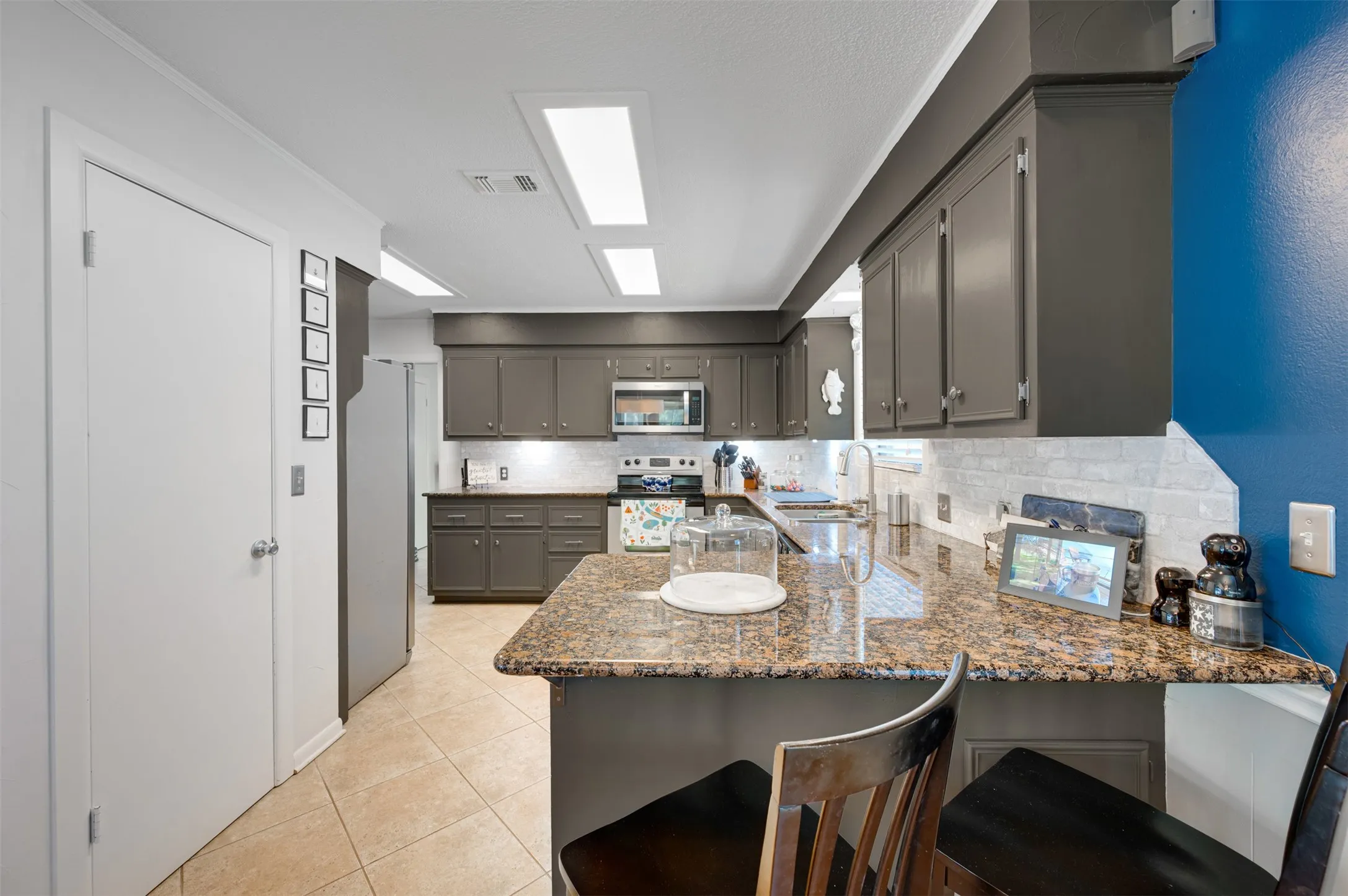 Single Family Residence For Sale in Henderson County , 536 Wildewood Drive, Chandler, Texas 75758, 4 Bedroom, 3 Bathroom, 2 Garage spaces, 3,240 Sqft, built in 1983, Preowned, mls#21089188, Real Estate Agent in Chandler, Homes For Sale in Henderson county, Homes For Sale in Chandler, Realtor in Chandler Texas, Real Estate Brokerage Independent Realty Texas, Luminita Cordes Realtor