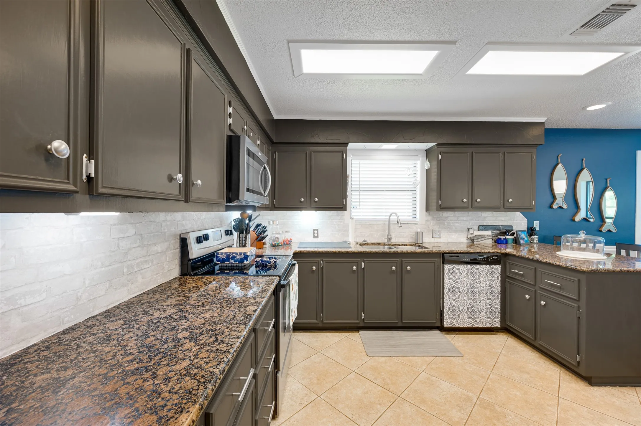Single Family Residence For Sale in Henderson County , 536 Wildewood Drive, Chandler, Texas 75758, 4 Bedroom, 3 Bathroom, 2 Garage spaces, 3,240 Sqft, built in 1983, Preowned, mls#21089188, Real Estate Agent in Chandler, Homes For Sale in Henderson county, Homes For Sale in Chandler, Realtor in Chandler Texas, Real Estate Brokerage Independent Realty Texas, Luminita Cordes Realtor