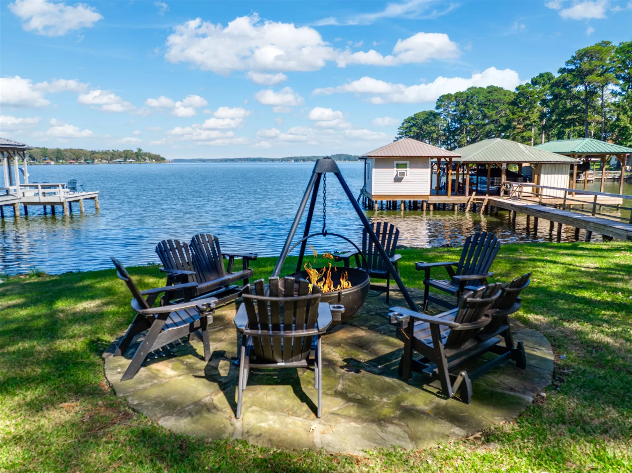 Single Family Residence For Sale in Henderson County , 536 Wildewood Drive, Chandler, Texas 75758, 4 Bedroom, 3 Bathroom, 2 Garage spaces, 3,240 Sqft, built in 1983, Preowned, mls#21089188, Real Estate Agent in Chandler, Homes For Sale in Henderson county, Homes For Sale in Chandler, Realtor in Chandler Texas, Real Estate Brokerage Independent Realty Texas, Luminita Cordes Realtor