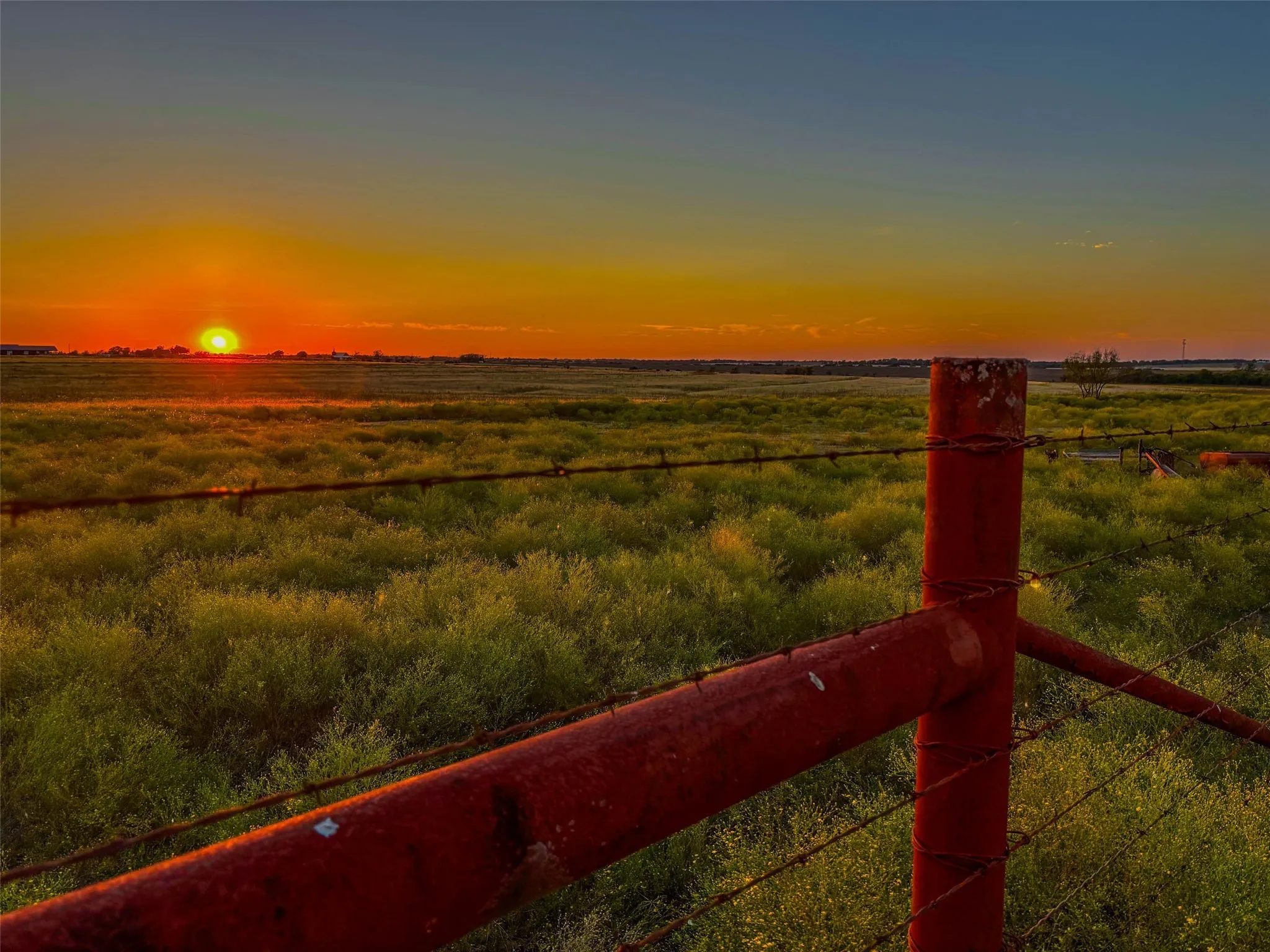 Yard at dusk featuring a rural view