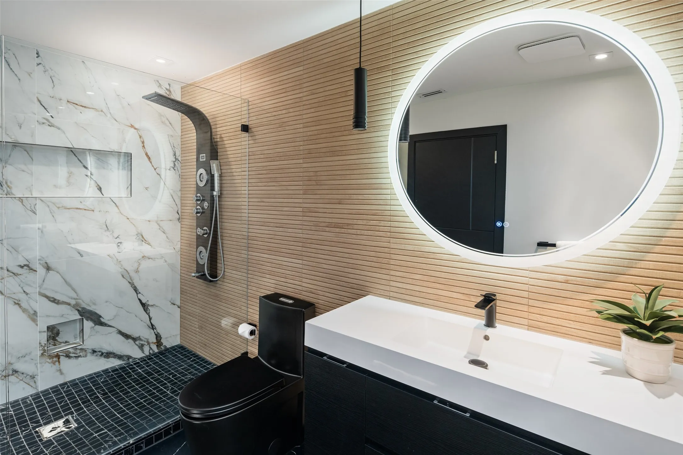 Second primary ensuite bath...