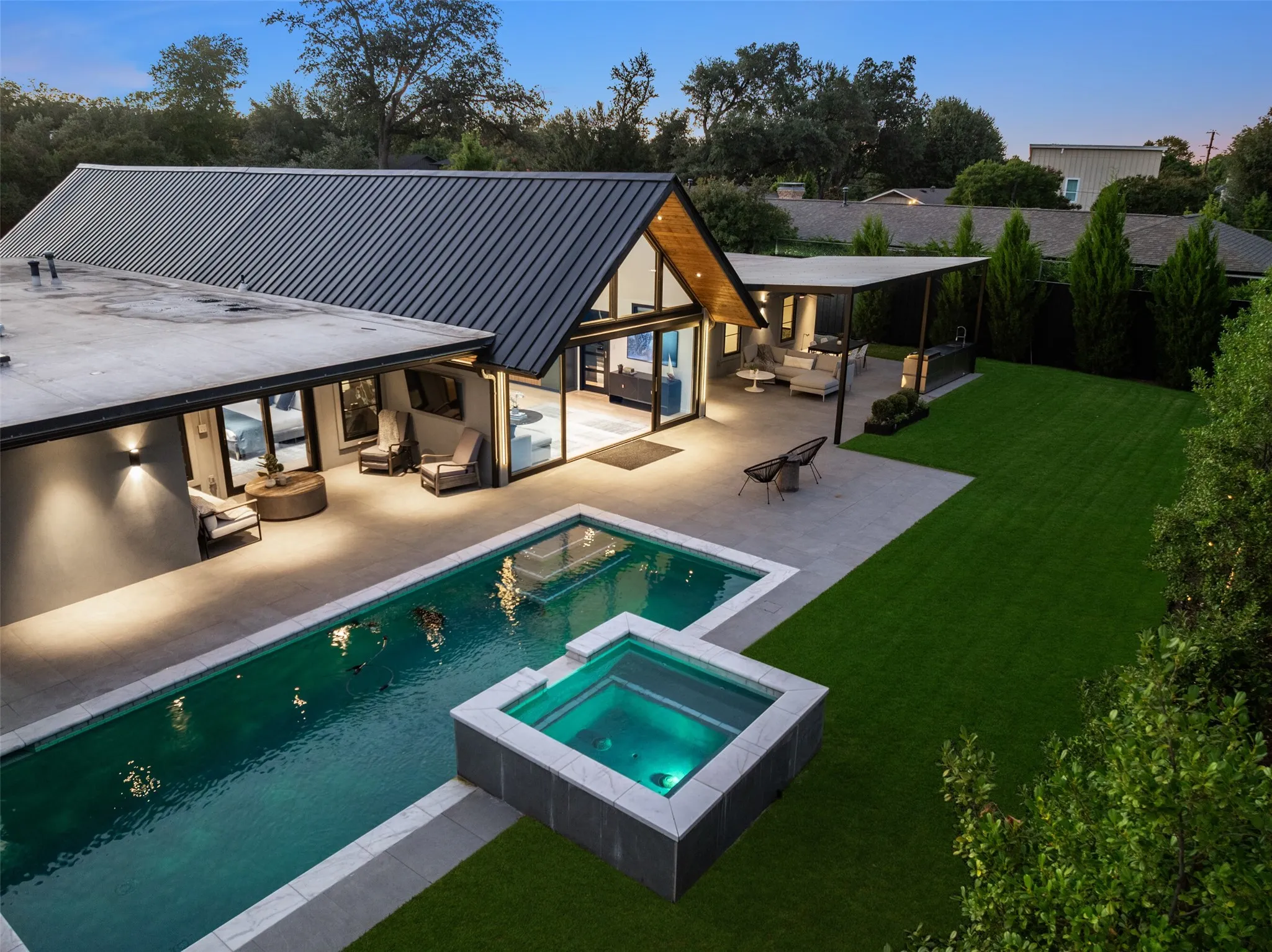 The perfect yard for summer nights...