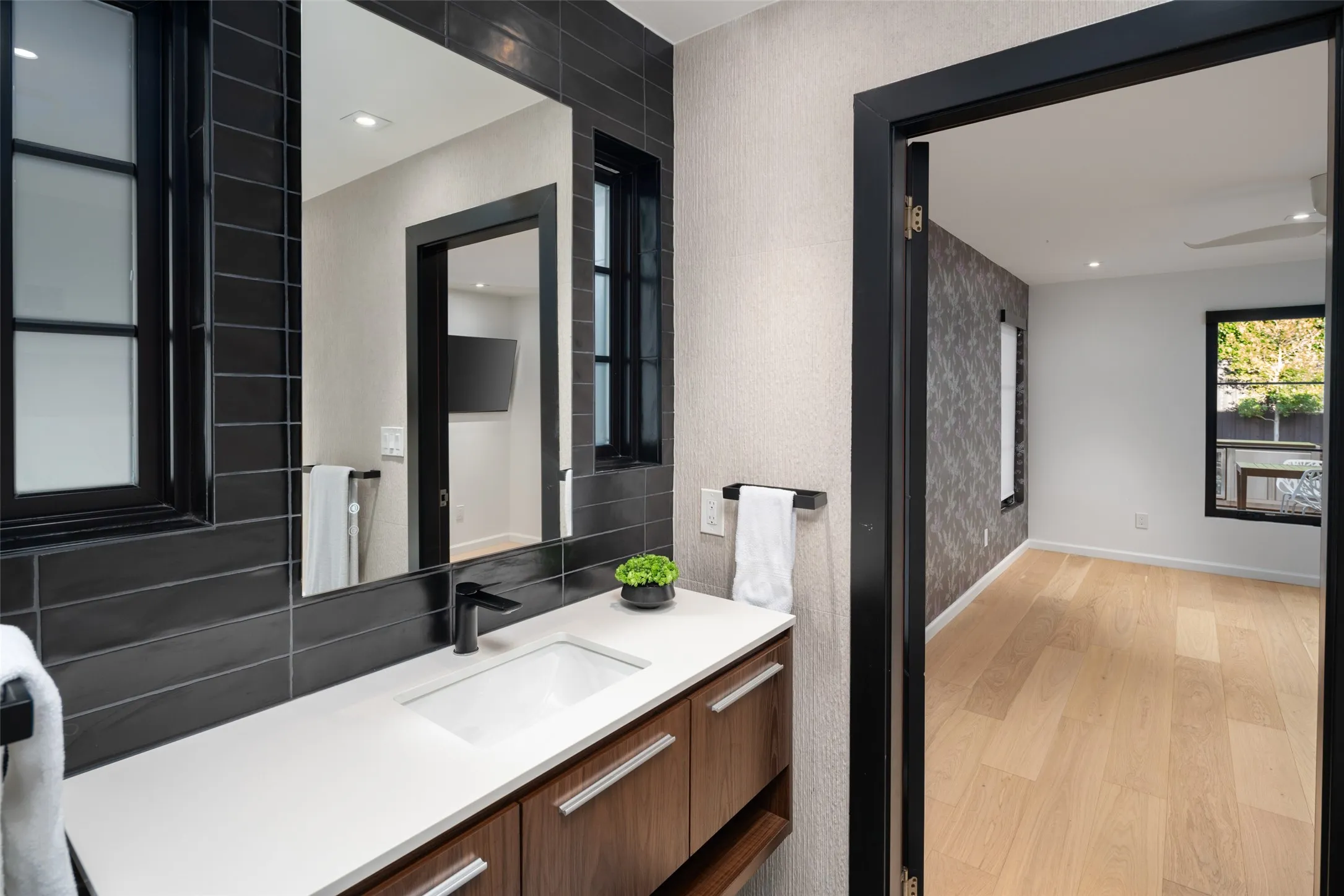 Full bath between 3rd and 4th bedrooms...