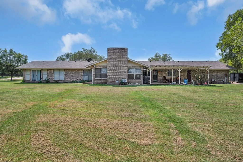 Farm For Sale in Mc Lennan County , 203 River Lane, Waco, Texas 76708, 4 Bedroom, 3 Bathroom, 2 Garage spaces, 2,684 Sqft, built in 1976, Preowned, mls#21071239, Real Estate Agent in Waco, Homes For Sale in Mc Lennan county, Homes For Sale in Waco, Realtor in Waco Texas, Real Estate Brokerage Independent Realty Texas, Luminita Cordes Realtor