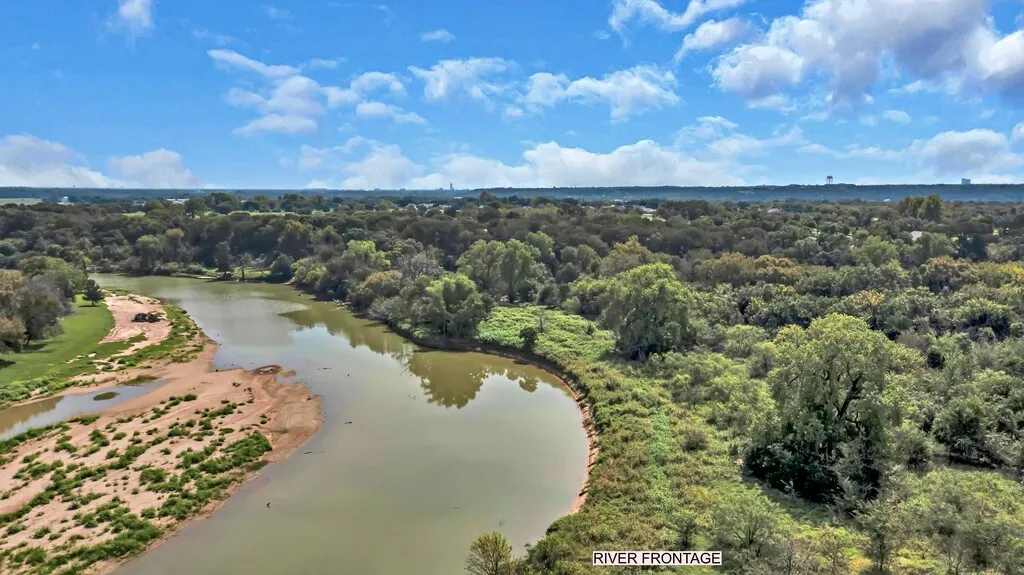 Farm For Sale in Mc Lennan County , 203 River Lane, Waco, Texas 76708, 4 Bedroom, 3 Bathroom, 2 Garage spaces, 2,684 Sqft, built in 1976, Preowned, mls#21071239, Real Estate Agent in Waco, Homes For Sale in Mc Lennan county, Homes For Sale in Waco, Realtor in Waco Texas, Real Estate Brokerage Independent Realty Texas, Luminita Cordes Realtor