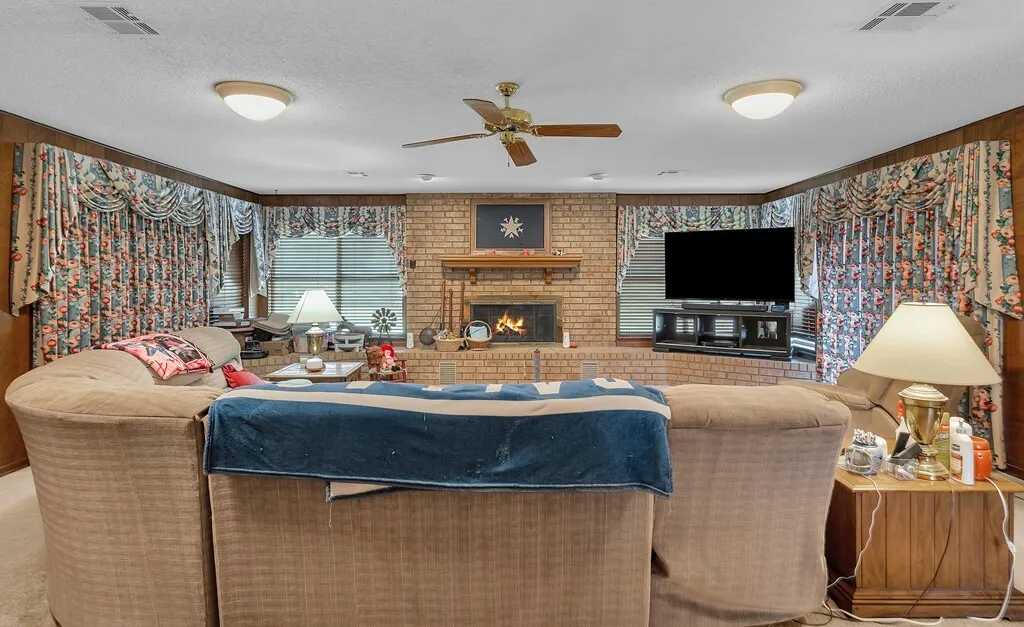 Farm For Sale in Mc Lennan County , 203 River Lane, Waco, Texas 76708, 4 Bedroom, 3 Bathroom, 2 Garage spaces, 2,684 Sqft, built in 1976, Preowned, mls#21071239, Real Estate Agent in Waco, Homes For Sale in Mc Lennan county, Homes For Sale in Waco, Realtor in Waco Texas, Real Estate Brokerage Independent Realty Texas, Luminita Cordes Realtor