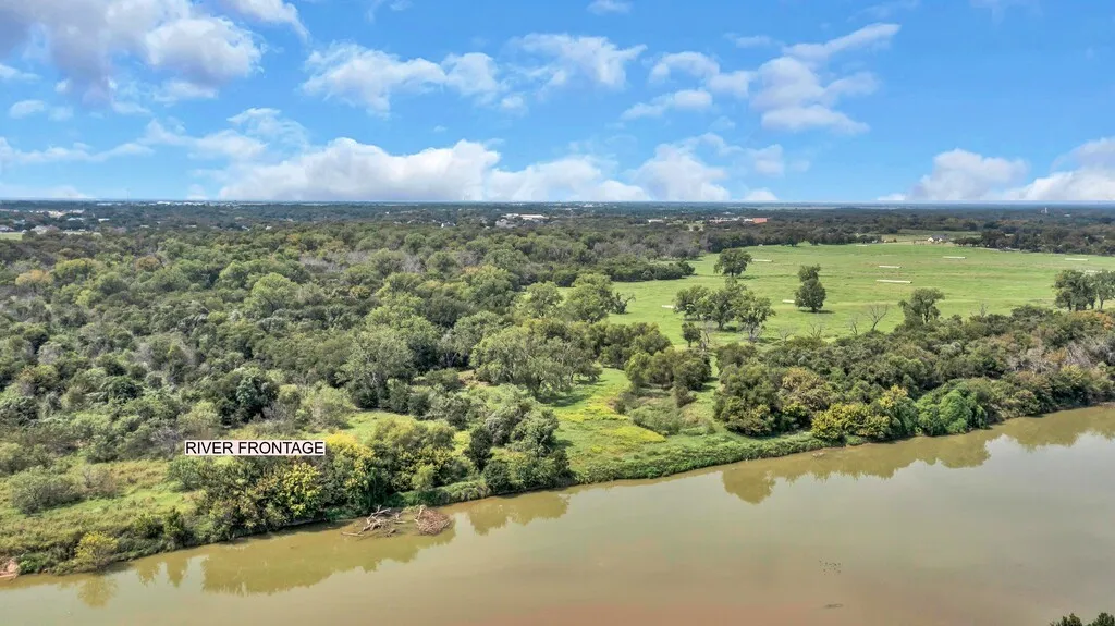 Farm For Sale in Mc Lennan County , 203 River Lane, Waco, Texas 76708, 4 Bedroom, 3 Bathroom, 2 Garage spaces, 2,684 Sqft, built in 1976, Preowned, mls#21071239, Real Estate Agent in Waco, Homes For Sale in Mc Lennan county, Homes For Sale in Waco, Realtor in Waco Texas, Real Estate Brokerage Independent Realty Texas, Luminita Cordes Realtor