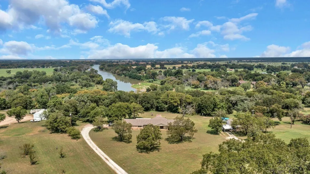 Farm For Sale in Mc Lennan County , 203 River Lane, Waco, Texas 76708, 4 Bedroom, 3 Bathroom, 2 Garage spaces, 2,684 Sqft, built in 1976, Preowned, mls#21071239, Real Estate Agent in Waco, Homes For Sale in Mc Lennan county, Homes For Sale in Waco, Realtor in Waco Texas, Real Estate Brokerage Independent Realty Texas, Luminita Cordes Realtor