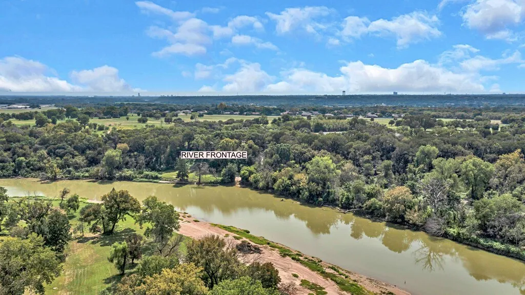Farm For Sale in Mc Lennan County , 203 River Lane, Waco, Texas 76708, 4 Bedroom, 3 Bathroom, 2 Garage spaces, 2,684 Sqft, built in 1976, Preowned, mls#21071239, Real Estate Agent in Waco, Homes For Sale in Mc Lennan county, Homes For Sale in Waco, Realtor in Waco Texas, Real Estate Brokerage Independent Realty Texas, Luminita Cordes Realtor