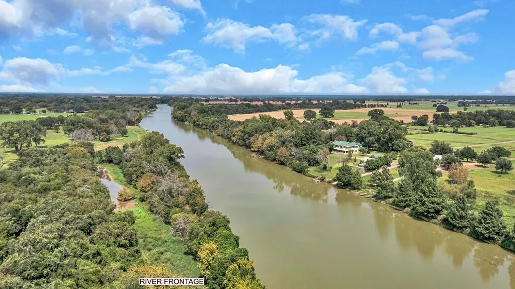 Farm For Sale in Mc Lennan County , 203 River Lane, Waco, Texas 76708, 4 Bedroom, 3 Bathroom, 2 Garage spaces, 2,684 Sqft, built in 1976, Preowned, mls#21071239, Real Estate Agent in Waco, Homes For Sale in Mc Lennan county, Homes For Sale in Waco, Realtor in Waco Texas, Real Estate Brokerage Independent Realty Texas, Luminita Cordes Realtor