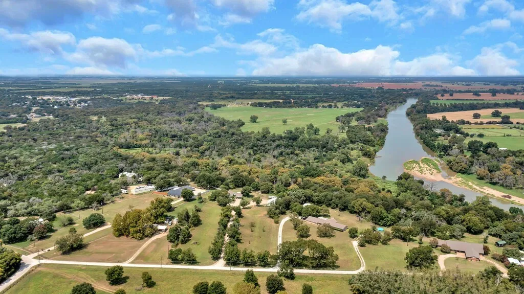 Farm For Sale in Mc Lennan County , 203 River Lane, Waco, Texas 76708, 4 Bedroom, 3 Bathroom, 2 Garage spaces, 2,684 Sqft, built in 1976, Preowned, mls#21071239, Real Estate Agent in Waco, Homes For Sale in Mc Lennan county, Homes For Sale in Waco, Realtor in Waco Texas, Real Estate Brokerage Independent Realty Texas, Luminita Cordes Realtor