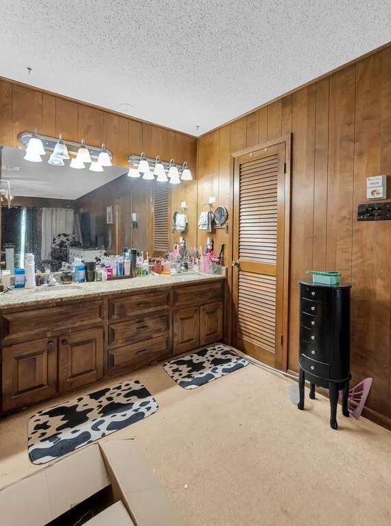 Farm For Sale in Mc Lennan County , 203 River Lane, Waco, Texas 76708, 4 Bedroom, 3 Bathroom, 2 Garage spaces, 2,684 Sqft, built in 1976, Preowned, mls#21071239, Real Estate Agent in Waco, Homes For Sale in Mc Lennan county, Homes For Sale in Waco, Realtor in Waco Texas, Real Estate Brokerage Independent Realty Texas, Luminita Cordes Realtor