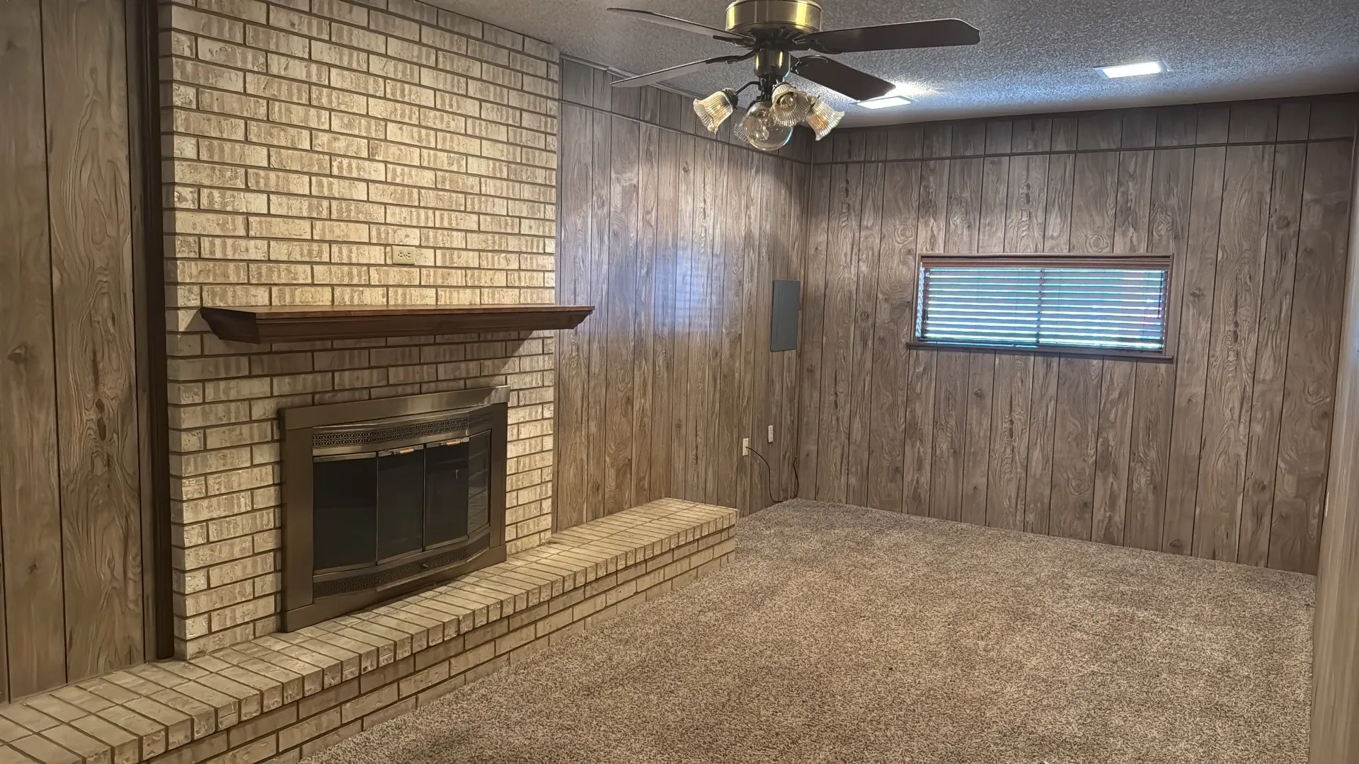 Single Family Residence For Sale in Henderson County , 609 N Martin Street, Malakoff, Texas 75148, 3 Bedroom, 2 Bathroom, 2 Garage spaces, 2,058 Sqft, built in 1956, Preowned, mls#21086349, Real Estate Agent in Malakoff, Homes For Sale in Henderson county, Homes For Sale in Malakoff, Realtor in Malakoff Texas, Real Estate Brokerage Independent Realty Texas, Luminita Cordes Realtor