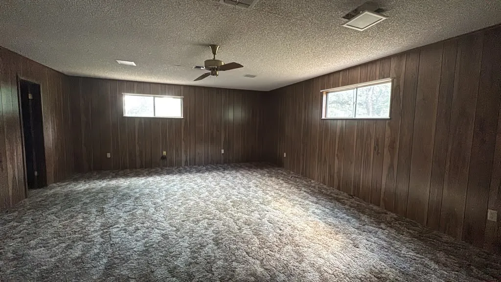 Single Family Residence For Sale in Henderson County , 609 N Martin Street, Malakoff, Texas 75148, 3 Bedroom, 2 Bathroom, 2 Garage spaces, 2,058 Sqft, built in 1956, Preowned, mls#21086349, Real Estate Agent in Malakoff, Homes For Sale in Henderson county, Homes For Sale in Malakoff, Realtor in Malakoff Texas, Real Estate Brokerage Independent Realty Texas, Luminita Cordes Realtor
