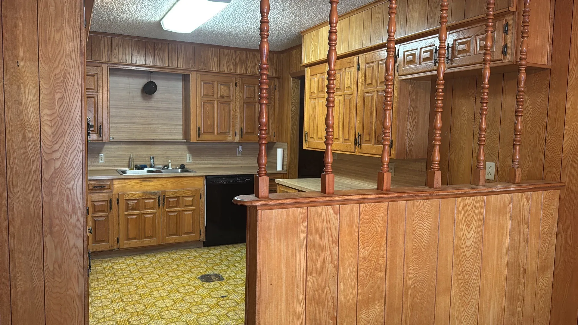 Single Family Residence For Sale in Henderson County , 609 N Martin Street, Malakoff, Texas 75148, 3 Bedroom, 2 Bathroom, 2 Garage spaces, 2,058 Sqft, built in 1956, Preowned, mls#21086349, Real Estate Agent in Malakoff, Homes For Sale in Henderson county, Homes For Sale in Malakoff, Realtor in Malakoff Texas, Real Estate Brokerage Independent Realty Texas, Luminita Cordes Realtor