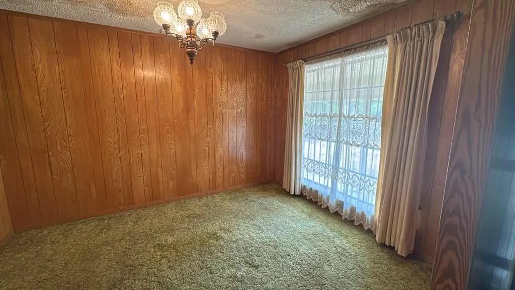 Single Family Residence For Sale in Henderson County , 609 N Martin Street, Malakoff, Texas 75148, 3 Bedroom, 2 Bathroom, 2 Garage spaces, 2,058 Sqft, built in 1956, Preowned, mls#21086349, Real Estate Agent in Malakoff, Homes For Sale in Henderson county, Homes For Sale in Malakoff, Realtor in Malakoff Texas, Real Estate Brokerage Independent Realty Texas, Luminita Cordes Realtor