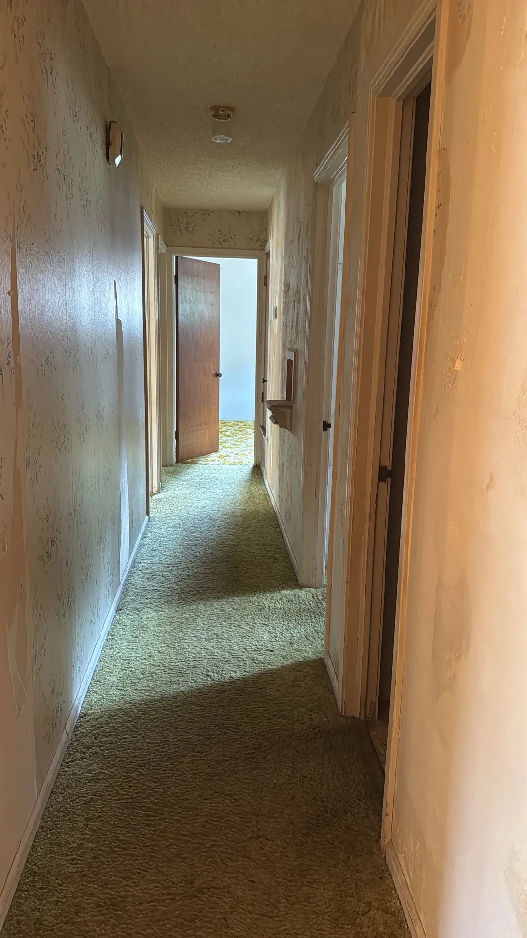 Single Family Residence For Sale in Henderson County , 609 N Martin Street, Malakoff, Texas 75148, 3 Bedroom, 2 Bathroom, 2 Garage spaces, 2,058 Sqft, built in 1956, Preowned, mls#21086349, Real Estate Agent in Malakoff, Homes For Sale in Henderson county, Homes For Sale in Malakoff, Realtor in Malakoff Texas, Real Estate Brokerage Independent Realty Texas, Luminita Cordes Realtor