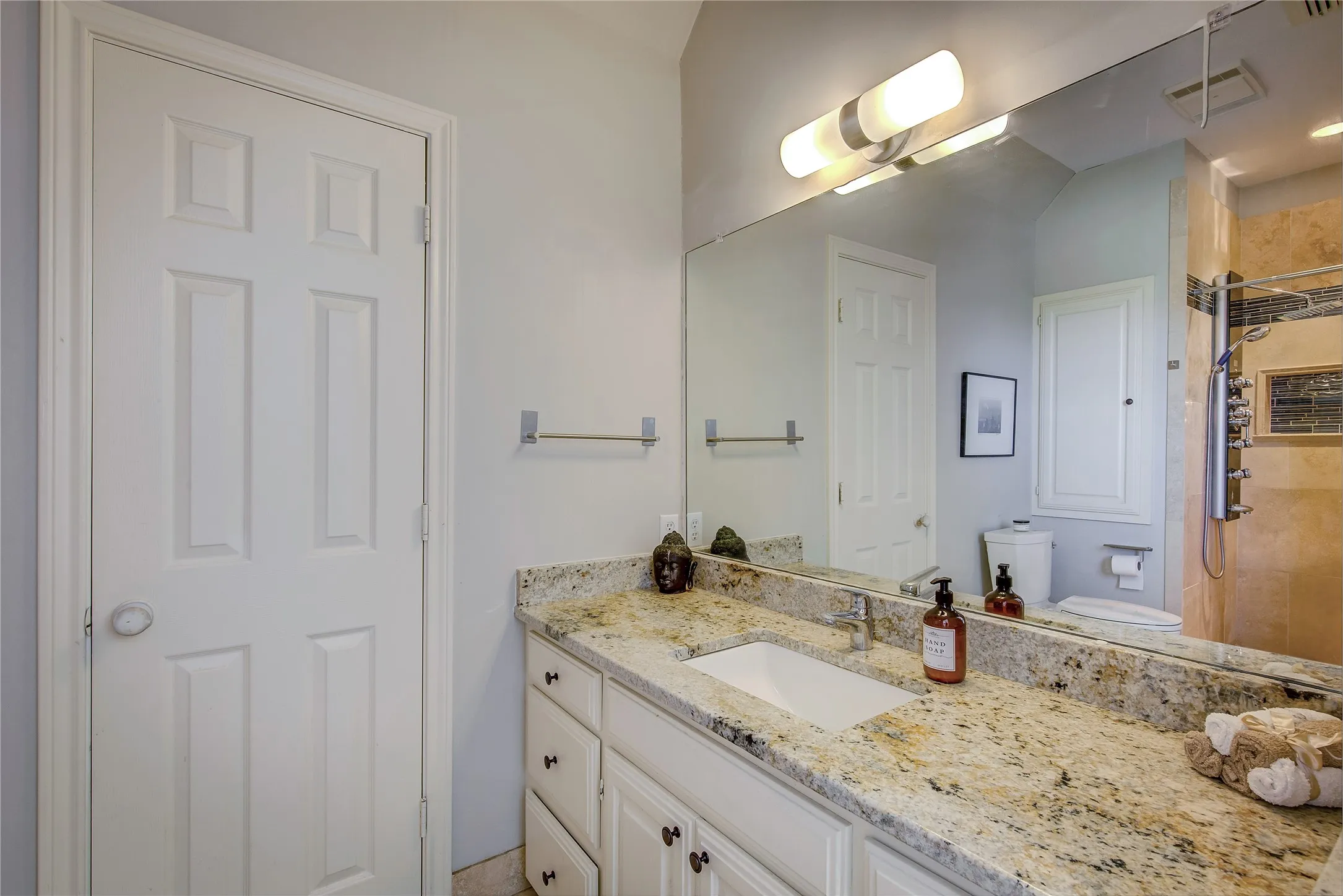 Ensuite bath for bedroom 3
