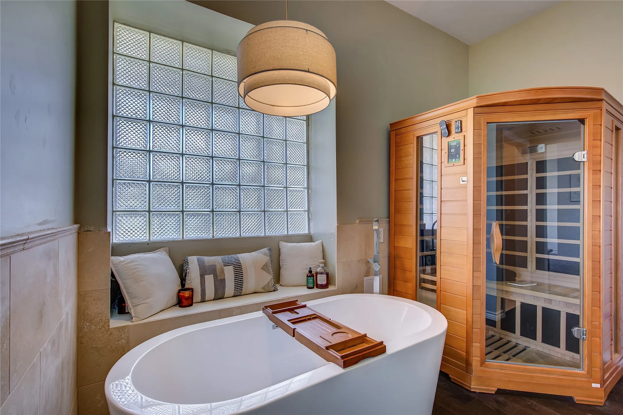 Soaking tub and sauna!