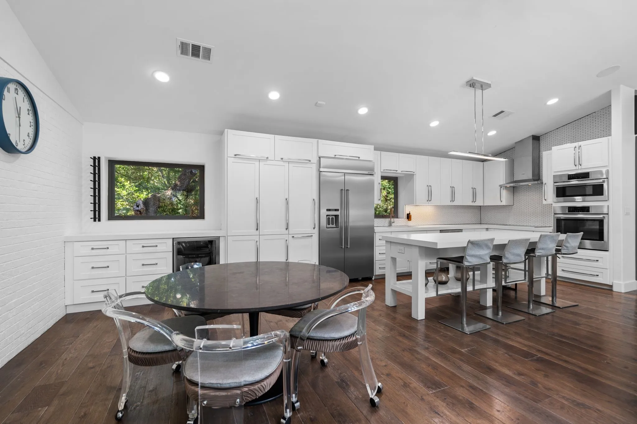 Single Family Residence For Sale in Denton County , 20 Horseshoe Drive, Highland Village, Texas 75077, 4 Bedroom, 4 Bathroom, Garage spaces, 3,221 Sqft, built in 1972, Preowned, mls#21090276, Real Estate Agent in Highland Village, Homes For Sale in Denton county, Homes For Sale in Highland Village, Realtor in Highland Village Texas, Real Estate Brokerage Independent Realty Texas, Luminita Cordes Realtor