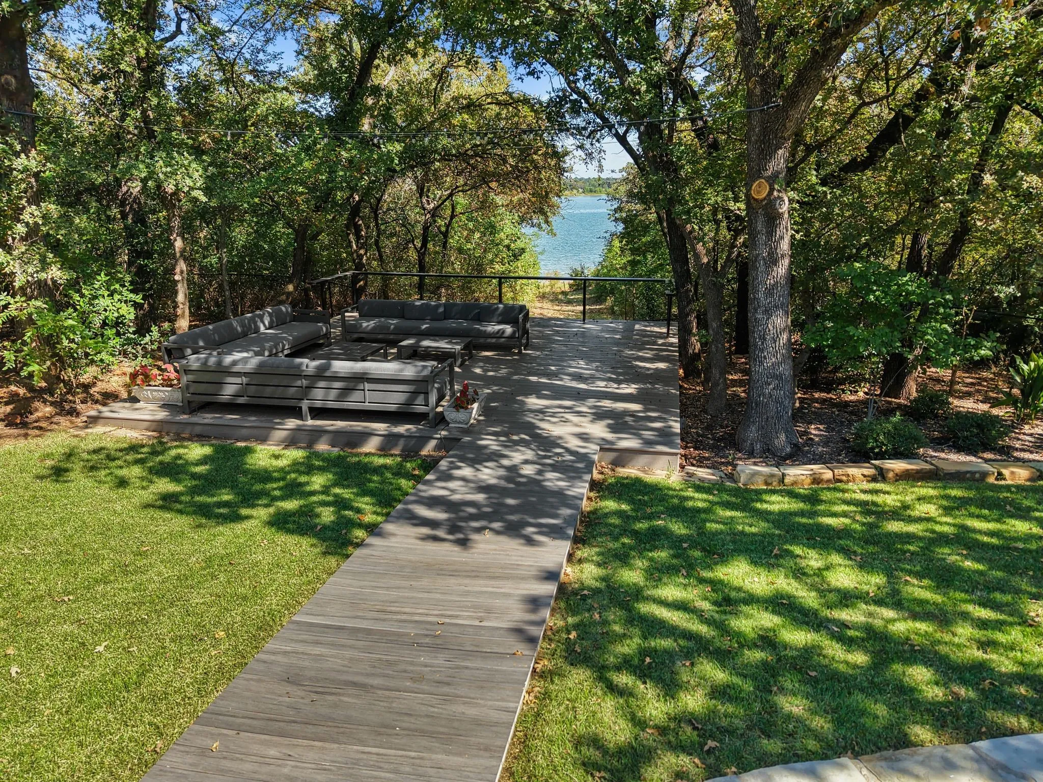 Single Family Residence For Sale in Denton County , 20 Horseshoe Drive, Highland Village, Texas 75077, 4 Bedroom, 4 Bathroom, Garage spaces, 3,221 Sqft, built in 1972, Preowned, mls#21090276, Real Estate Agent in Highland Village, Homes For Sale in Denton county, Homes For Sale in Highland Village, Realtor in Highland Village Texas, Real Estate Brokerage Independent Realty Texas, Luminita Cordes Realtor