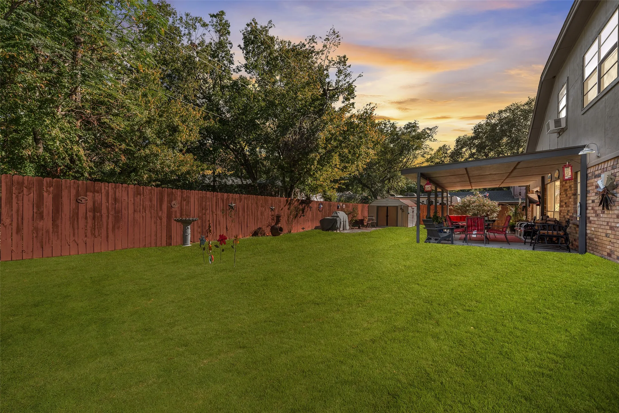Single Family Residence For Sale in Ellis County , 2308 Louise Lane, Ennis, Texas 75119, 4 Bedroom, 3 Bathroom, Garage spaces, 2,666 Sqft, built in 1972, Preowned, mls#21089894, Real Estate Agent in Ennis, Homes For Sale in Ellis county, Homes For Sale in Ennis, Realtor in Ennis Texas, Real Estate Brokerage Independent Realty Texas, Luminita Cordes Realtor