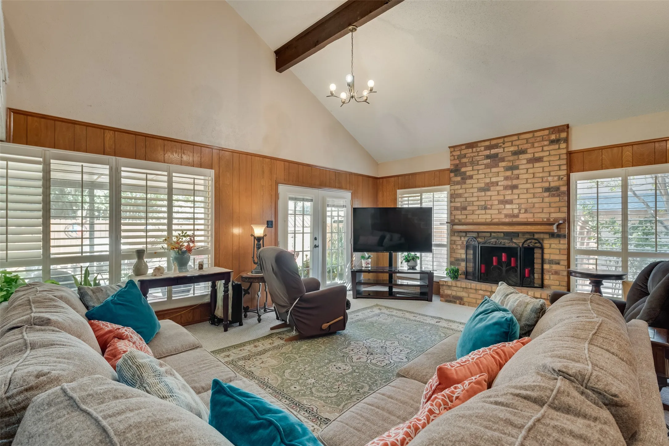 Single Family Residence For Sale in Ellis County , 2308 Louise Lane, Ennis, Texas 75119, 4 Bedroom, 3 Bathroom, Garage spaces, 2,666 Sqft, built in 1972, Preowned, mls#21089894, Real Estate Agent in Ennis, Homes For Sale in Ellis county, Homes For Sale in Ennis, Realtor in Ennis Texas, Real Estate Brokerage Independent Realty Texas, Luminita Cordes Realtor
