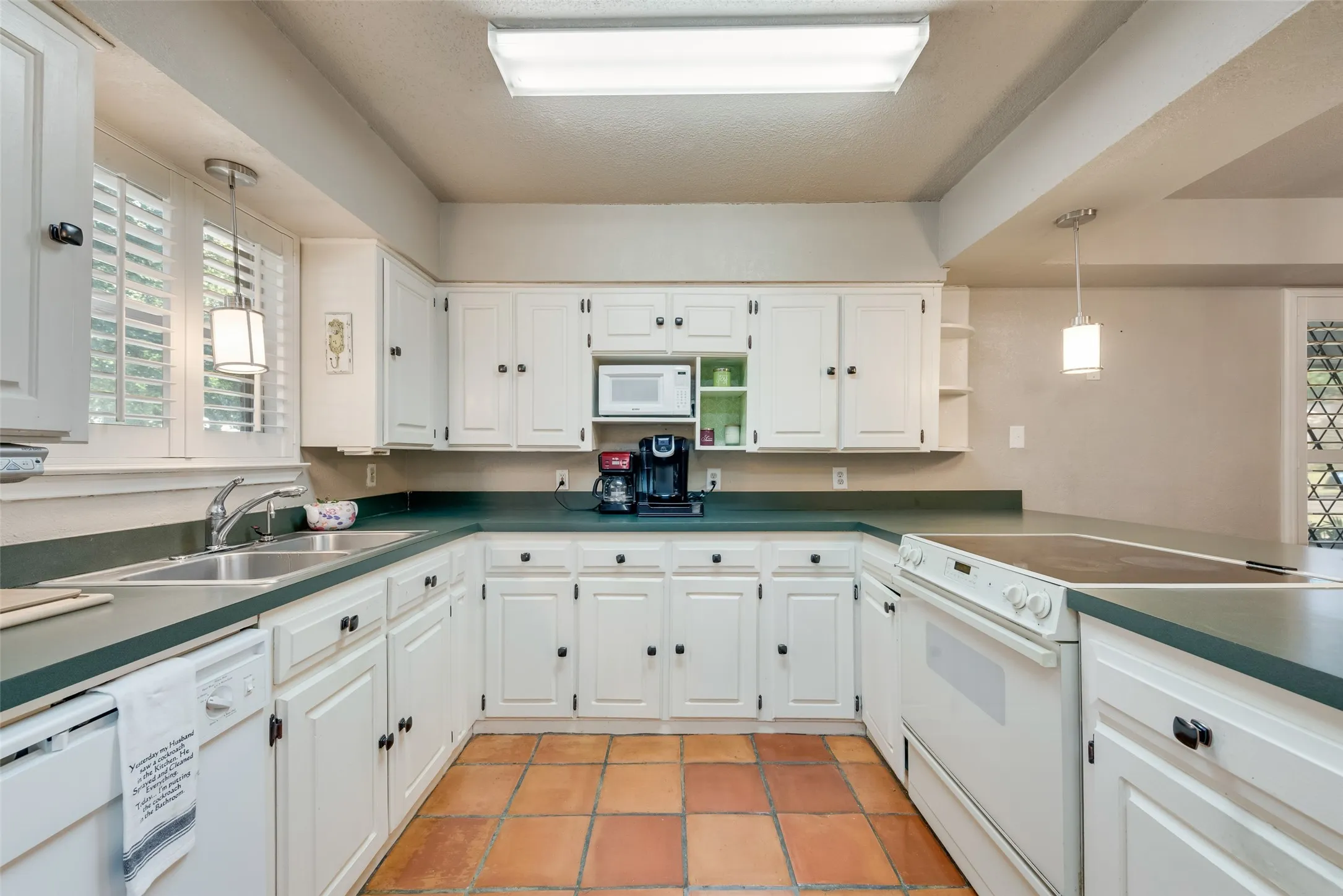 Single Family Residence For Sale in Ellis County , 2308 Louise Lane, Ennis, Texas 75119, 4 Bedroom, 3 Bathroom, Garage spaces, 2,666 Sqft, built in 1972, Preowned, mls#21089894, Real Estate Agent in Ennis, Homes For Sale in Ellis county, Homes For Sale in Ennis, Realtor in Ennis Texas, Real Estate Brokerage Independent Realty Texas, Luminita Cordes Realtor
