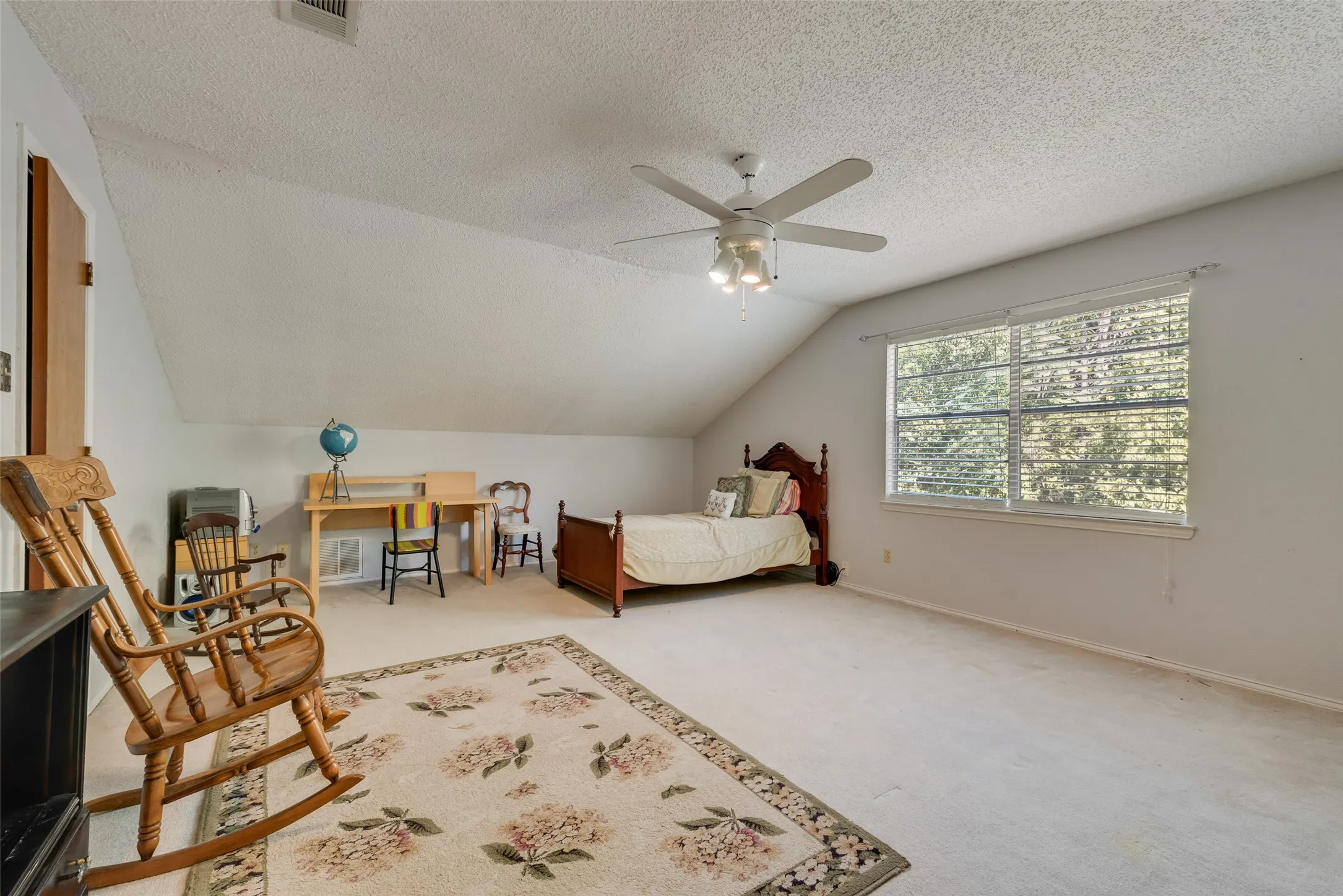 Single Family Residence For Sale in Ellis County , 2308 Louise Lane, Ennis, Texas 75119, 4 Bedroom, 3 Bathroom, Garage spaces, 2,666 Sqft, built in 1972, Preowned, mls#21089894, Real Estate Agent in Ennis, Homes For Sale in Ellis county, Homes For Sale in Ennis, Realtor in Ennis Texas, Real Estate Brokerage Independent Realty Texas, Luminita Cordes Realtor