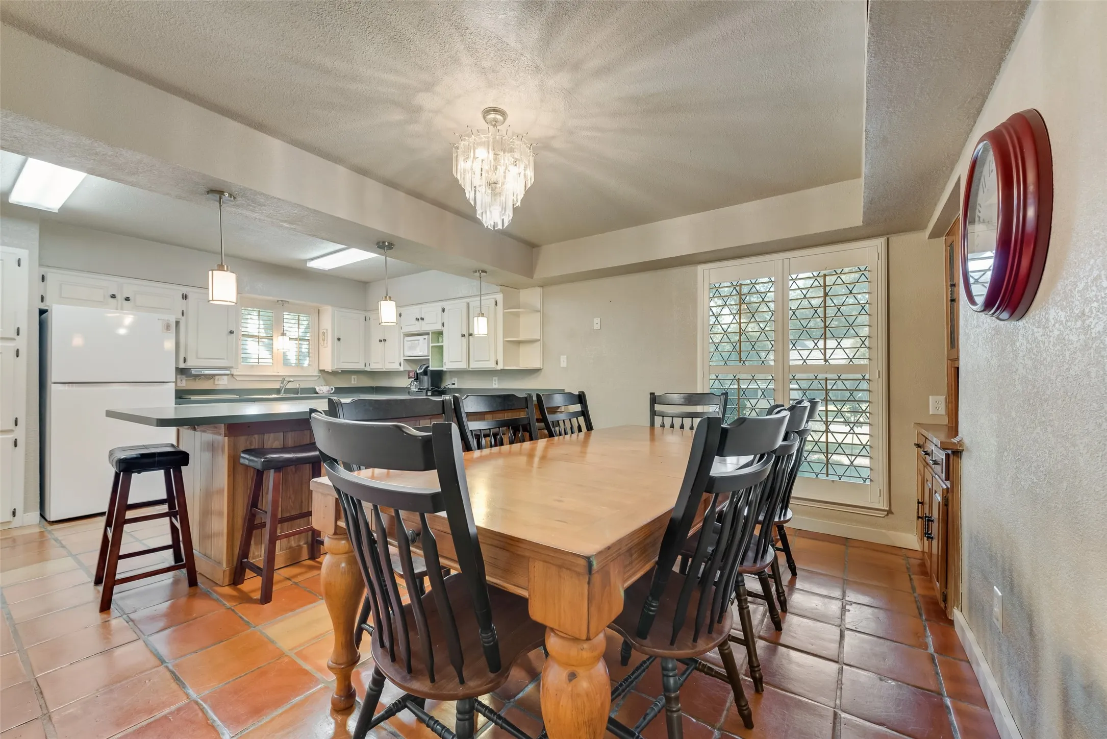 Single Family Residence For Sale in Ellis County , 2308 Louise Lane, Ennis, Texas 75119, 4 Bedroom, 3 Bathroom, Garage spaces, 2,666 Sqft, built in 1972, Preowned, mls#21089894, Real Estate Agent in Ennis, Homes For Sale in Ellis county, Homes For Sale in Ennis, Realtor in Ennis Texas, Real Estate Brokerage Independent Realty Texas, Luminita Cordes Realtor