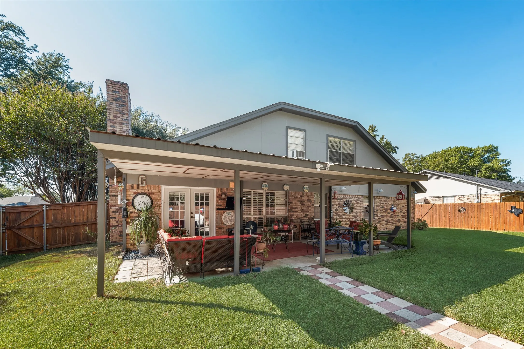 Single Family Residence For Sale in Ellis County , 2308 Louise Lane, Ennis, Texas 75119, 4 Bedroom, 3 Bathroom, Garage spaces, 2,666 Sqft, built in 1972, Preowned, mls#21089894, Real Estate Agent in Ennis, Homes For Sale in Ellis county, Homes For Sale in Ennis, Realtor in Ennis Texas, Real Estate Brokerage Independent Realty Texas, Luminita Cordes Realtor